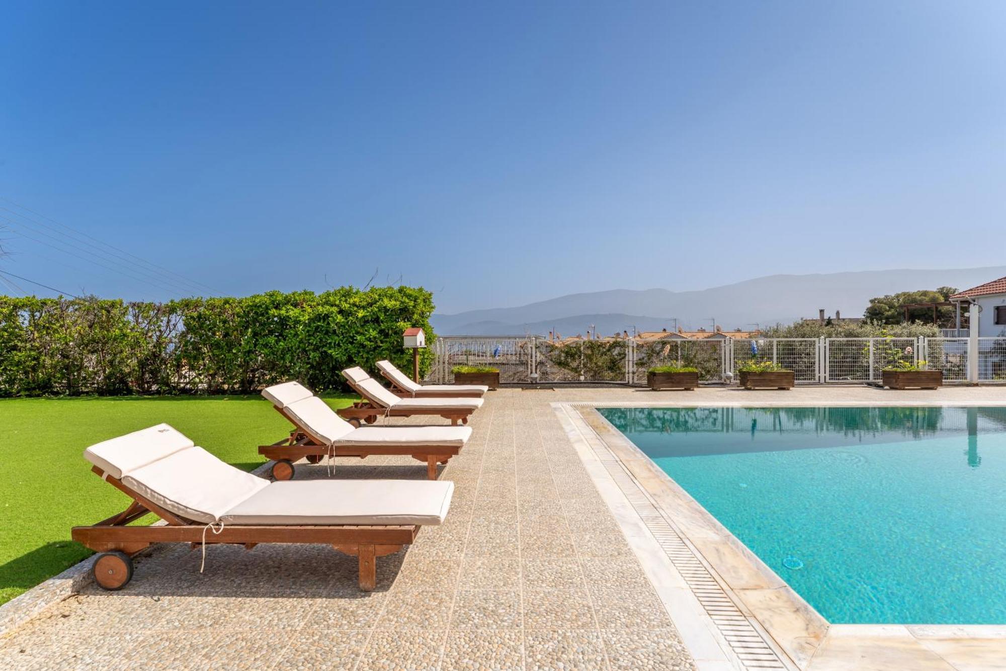 The House Of Gratitude - Poolside Retreat Villa Lutrá Oréasz Elénisz Kültér fotó